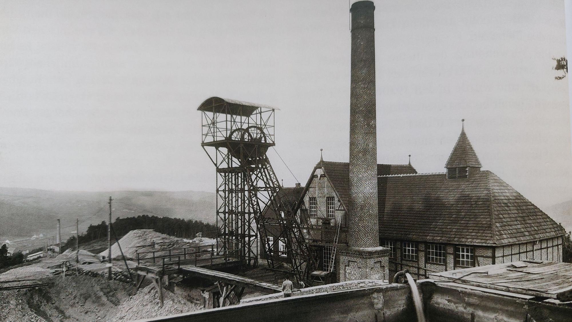 Das alte Fördergerüst am Hauptschacht der Grube Lüderich um 1900.
