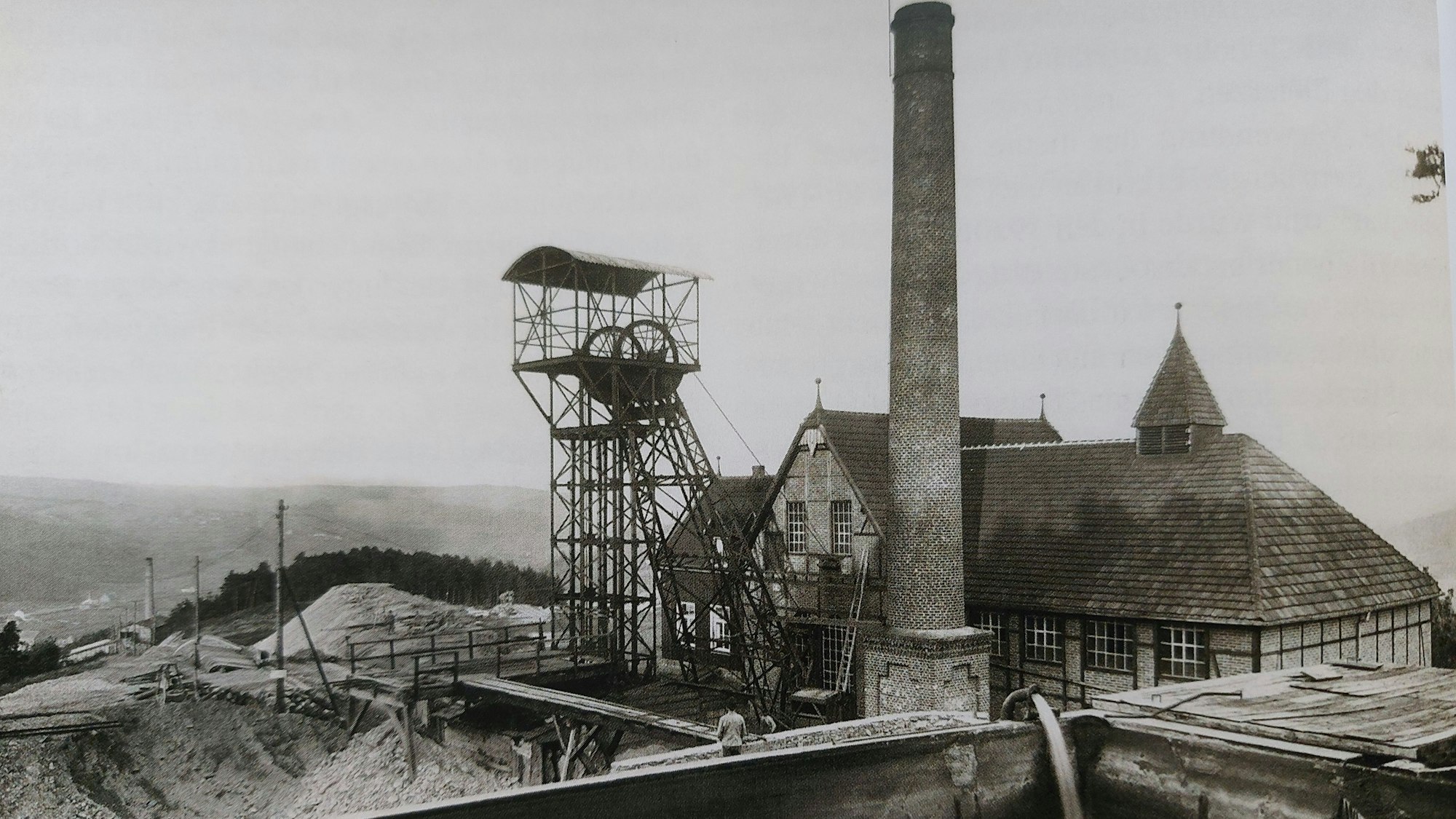 Das alte Fördergerüst am Hauptschacht der Grube Lüderich um 1900.