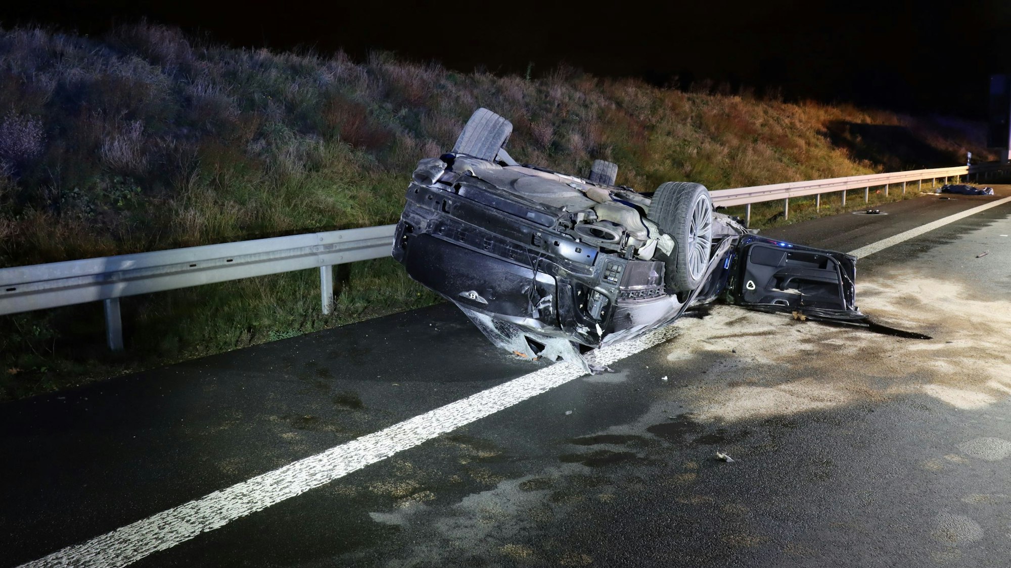 Unfall auf der A 52: Der Bentley kam nach der Kollision erst auf dem Dach zum Stillstand.