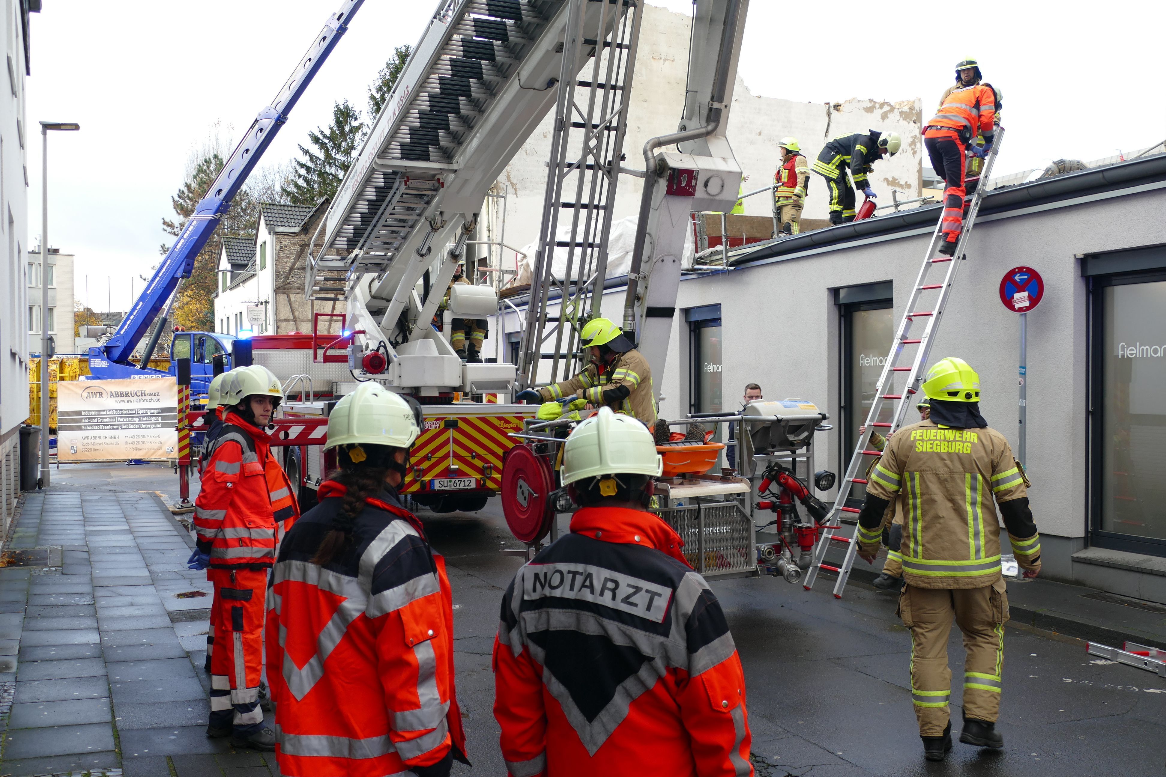 Feuerwehrleute bei einem Einsatz.
