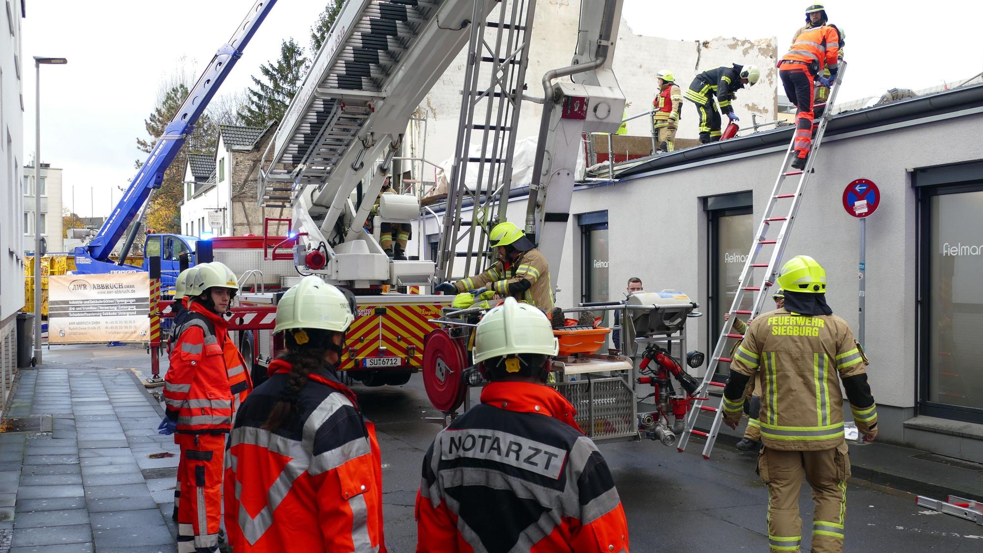 Feuerwehrleute bei einem Einsatz.