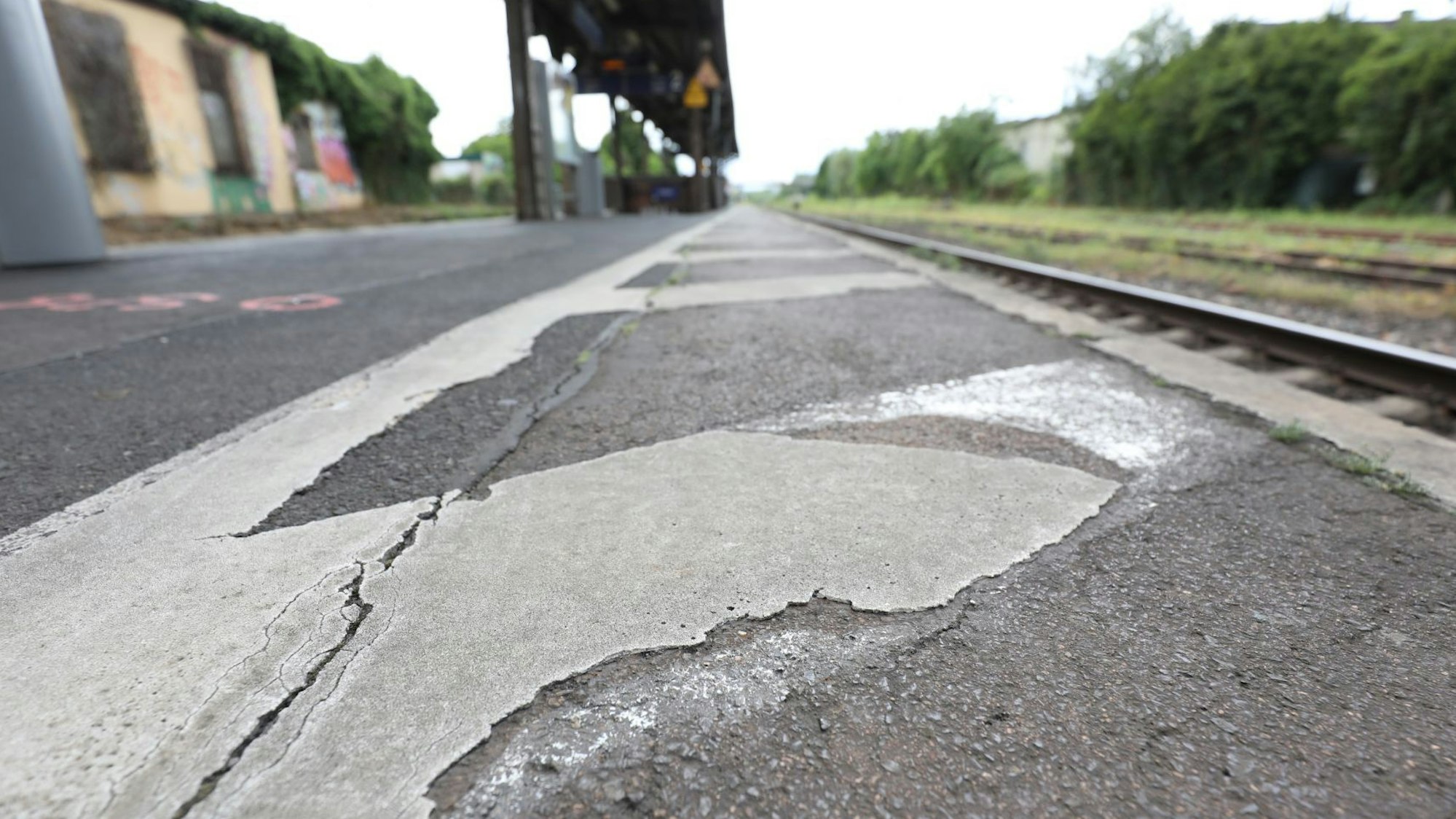 Ein Bahnsteig des Bad Honnefer Bahnhofes mit beschädigtem Bodenbelag.
