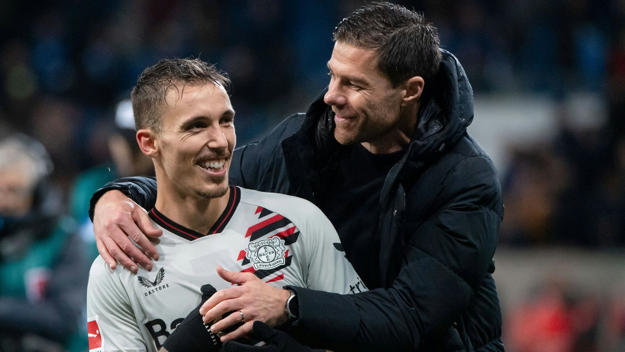Alejandro Grimaldo Bayer 04 Leverkusen, 20, Xabi Alonso Bayer 04 Leverkusen, Trainer jubeln ueber den Sieg, GER, TSG 1899 Hoffenheim TSG vs Bayer 04 Leverkusen B04, Fussball Bundesliga, 10. Spieltag, Saison 2023/2024,
