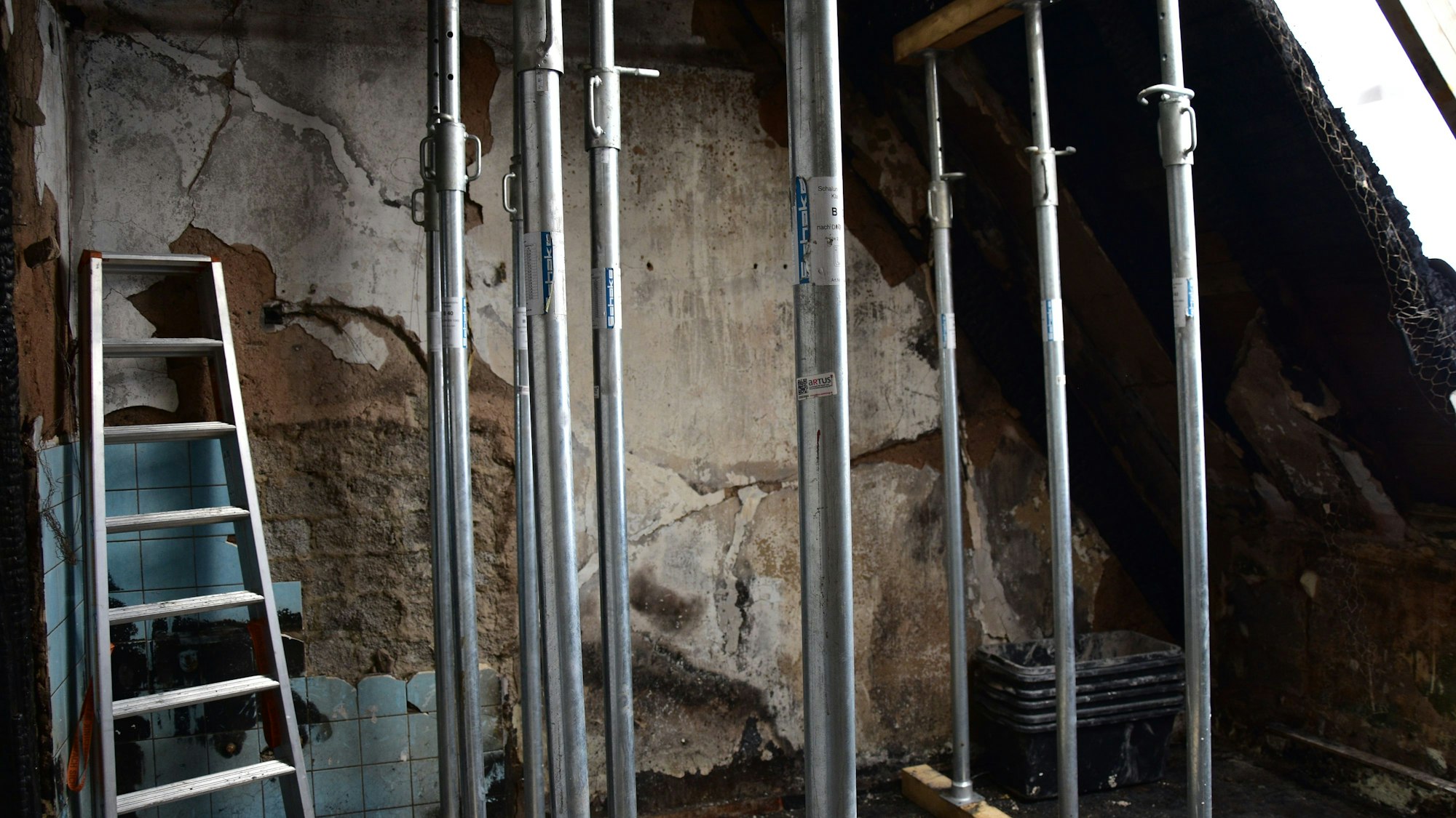 Der Dachstuhl wird durch Stützen gesichert.