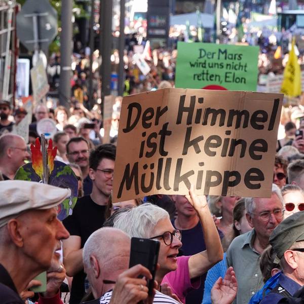"Der Himmel ist keine Müllkippe" steht im September auf einem Pappschild bei einem Protestzug von Fridays for Future durch die Hamburger Innenstadt.