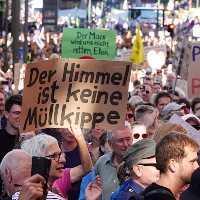 "Der Himmel ist keine Müllkippe" steht im September auf einem Pappschild bei einem Protestzug von Fridays for Future durch die Hamburger Innenstadt.