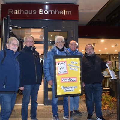Uwe Köhler. Joachim Harnisch, Peter Bielefeld, Adi Reuter und Gerd Geis (von links) protestieren gegen die Schließung der Sauna und warfen dafür einen Briefumschlag adressiert an Bürgermeister Christoph Becker mit 325 Unterschriften in den Briefkasten des Rathauses ein.