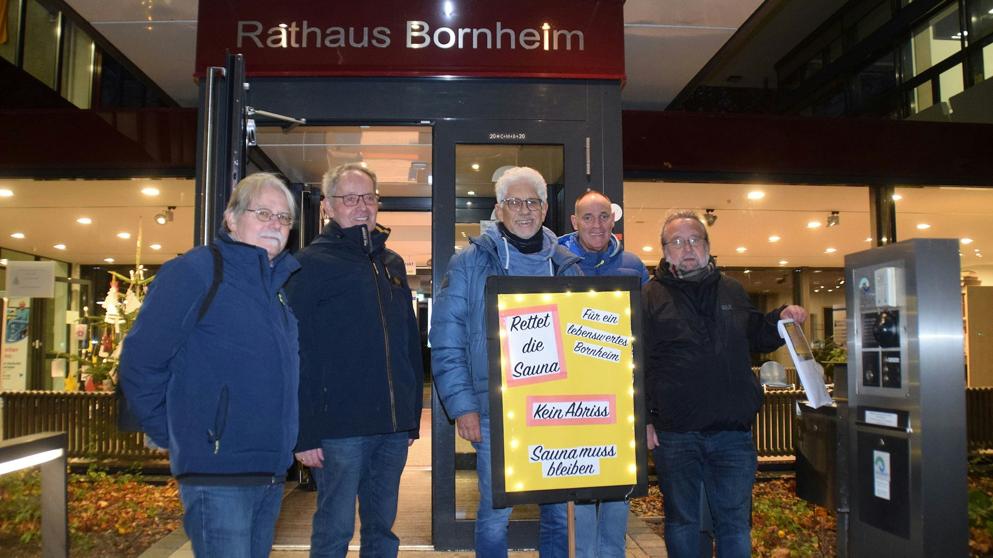 Uwe Köhler. Joachim Harnisch, Peter Bielefeld, Adi Reuter und Gerd Geis (von links) protestieren gegen die Schließung der Sauna und warfen dafür einen Briefumschlag adressiert an Bürgermeister Christoph Becker mit 325 Unterschriften in den Briefkasten des Rathauses ein.
