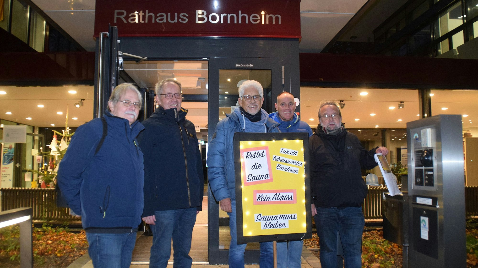 Uwe Köhler. Joachim Harnisch, Peter Bielefeld, Adi Reuter und Gerd Geis  (von links) protestieren gegen die Schließung der Sauna und warfen dafür einen Briefumschlag adressiert an Bürgermeister Christoph Becker mit 325 Unterschriften in den Briefkasten des Rathauses ein.