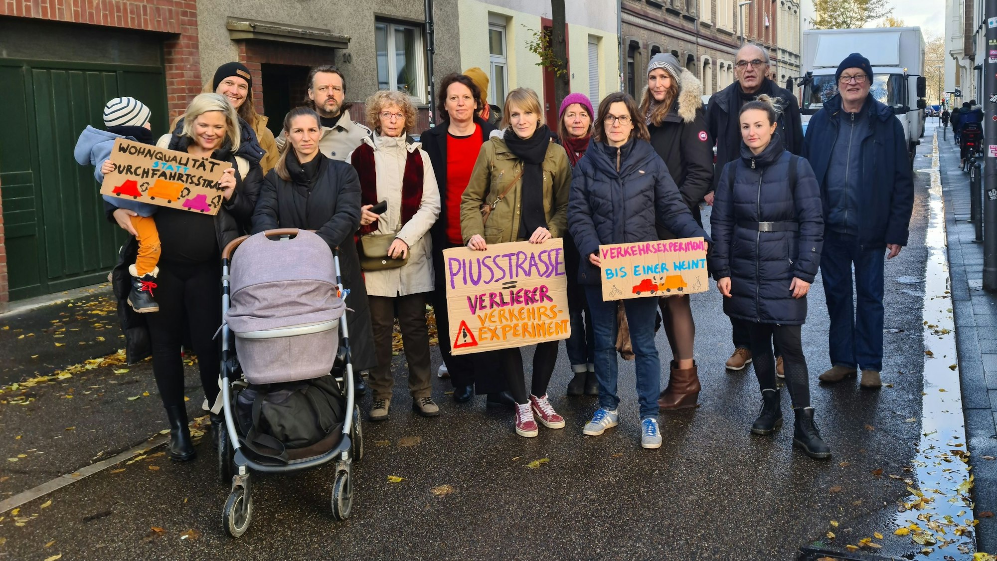 Die Anwohner stehen mit Protestschildern auf der Straße.