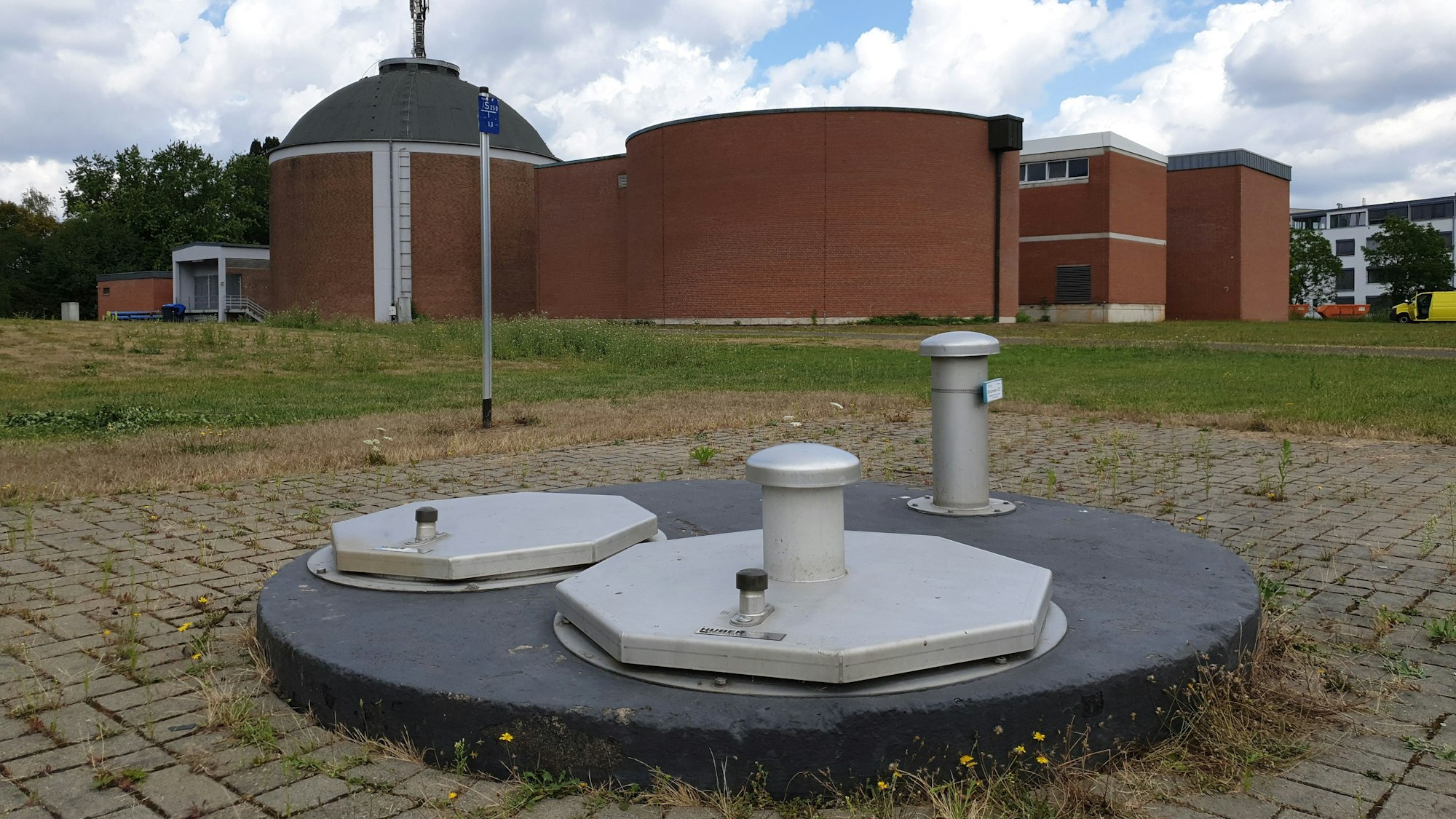 Ein Brunnen vor den Betriebsgebäuden des Wasserwerks in Efferen.