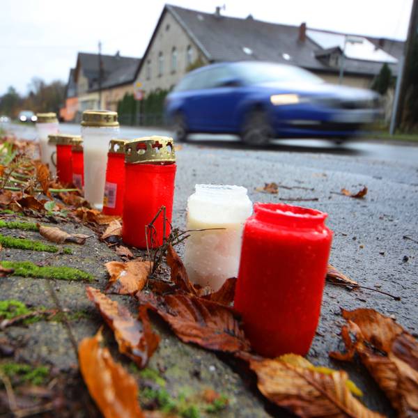 Blumen und Kerzen liegen an der Stelle, an der sich an der Lindlarer Straße in Overath der tödliche Unfall ereignete.