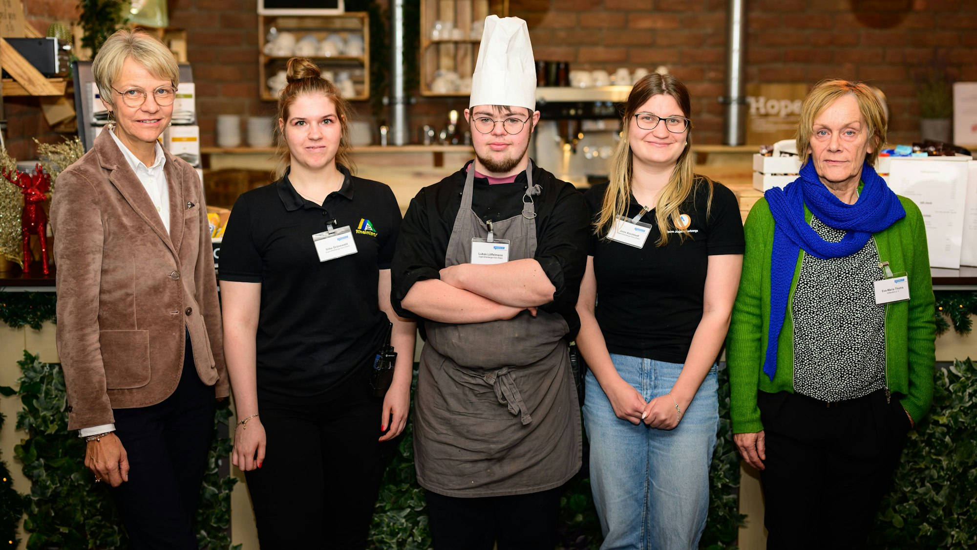 Eine Gruppe von Menschen steht in der Jugendherberge.