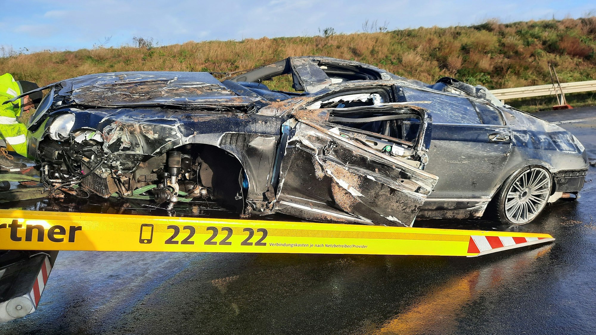 Bei dem schweren Verkehrsunfall auf der A 52 bei Düsseldorf ist ein 33-jähriger Beifahrer im Bentley getötet worden.