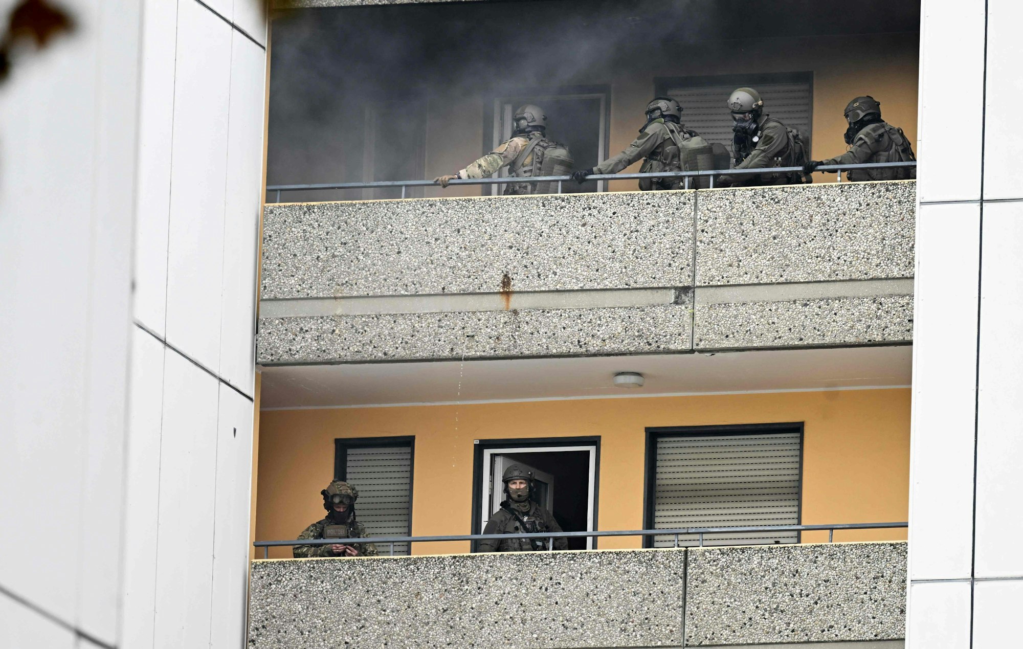 Rauch dringt aus dem Gebäude in Ratingen