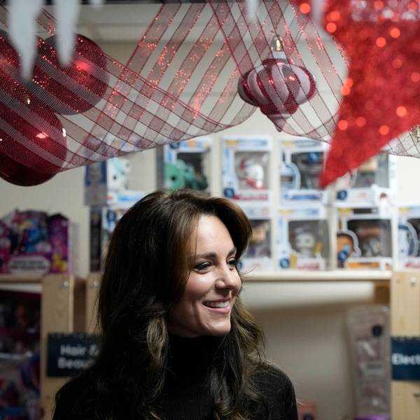 Prinzessin Kate in einer Weihnachtsdeko.