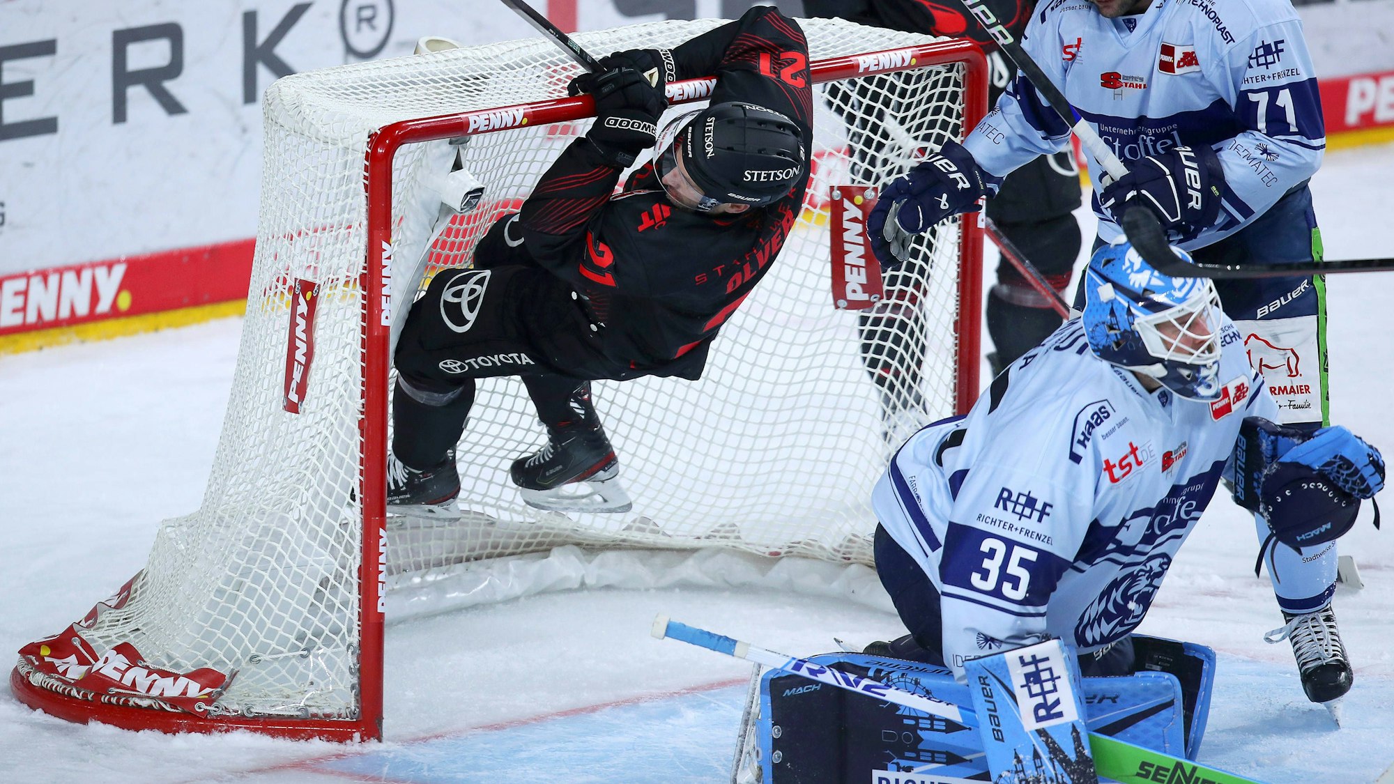 Eishockey, Penny DEL, 21. Spieltag, Lanxess-Arena, Kölner Haie - Straubing Tigers: Mark Olver Kölner Haie hängt im Tor von Torhüter Hunter Miska Straubing Tigers