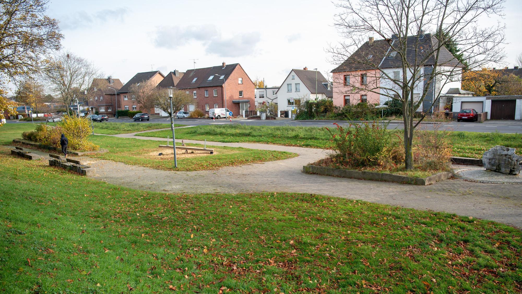 Blick auf die aktuellen Grünflächen des Parks, im Hintergrund die Wohnhäuser am Frankengraben.