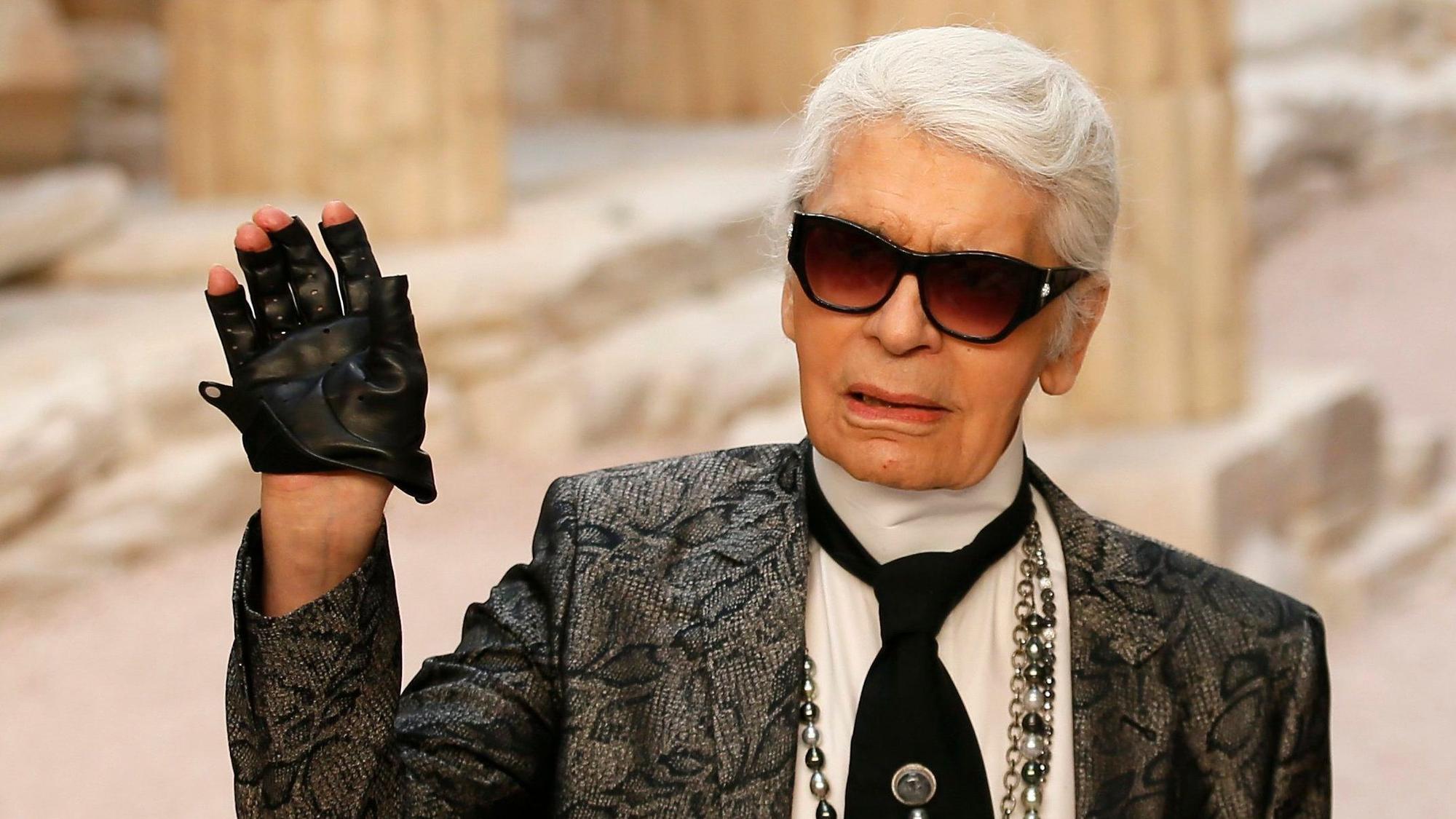 Der Modedesigner Karl Lagerfeld, aufgenommen bei der Präsentation einer Chanel-Damen-Kollektion.