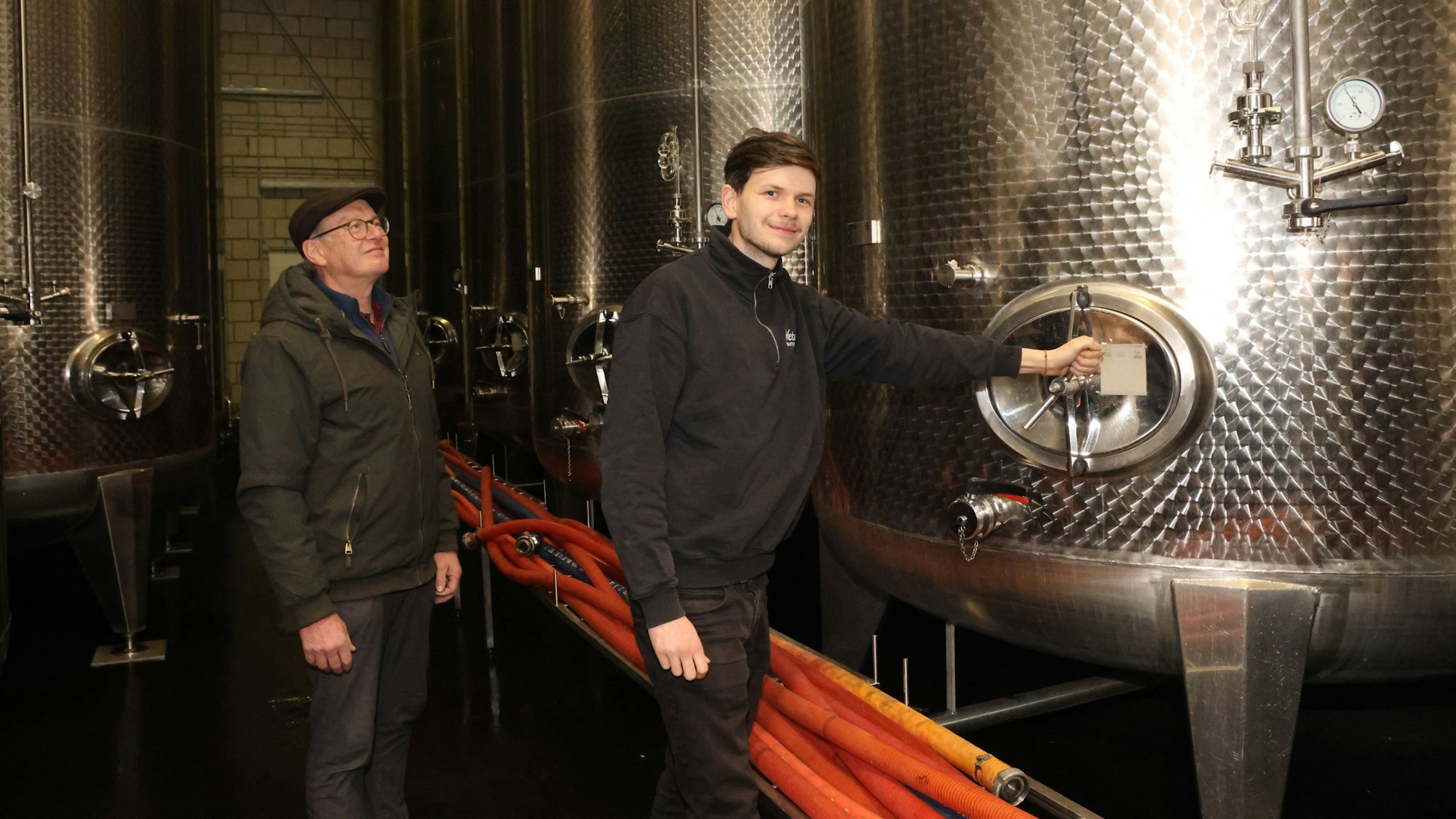 Vor den Edelstahltanks ihrer Kelterei stehen Klaus (l.) und Ruben Weber.