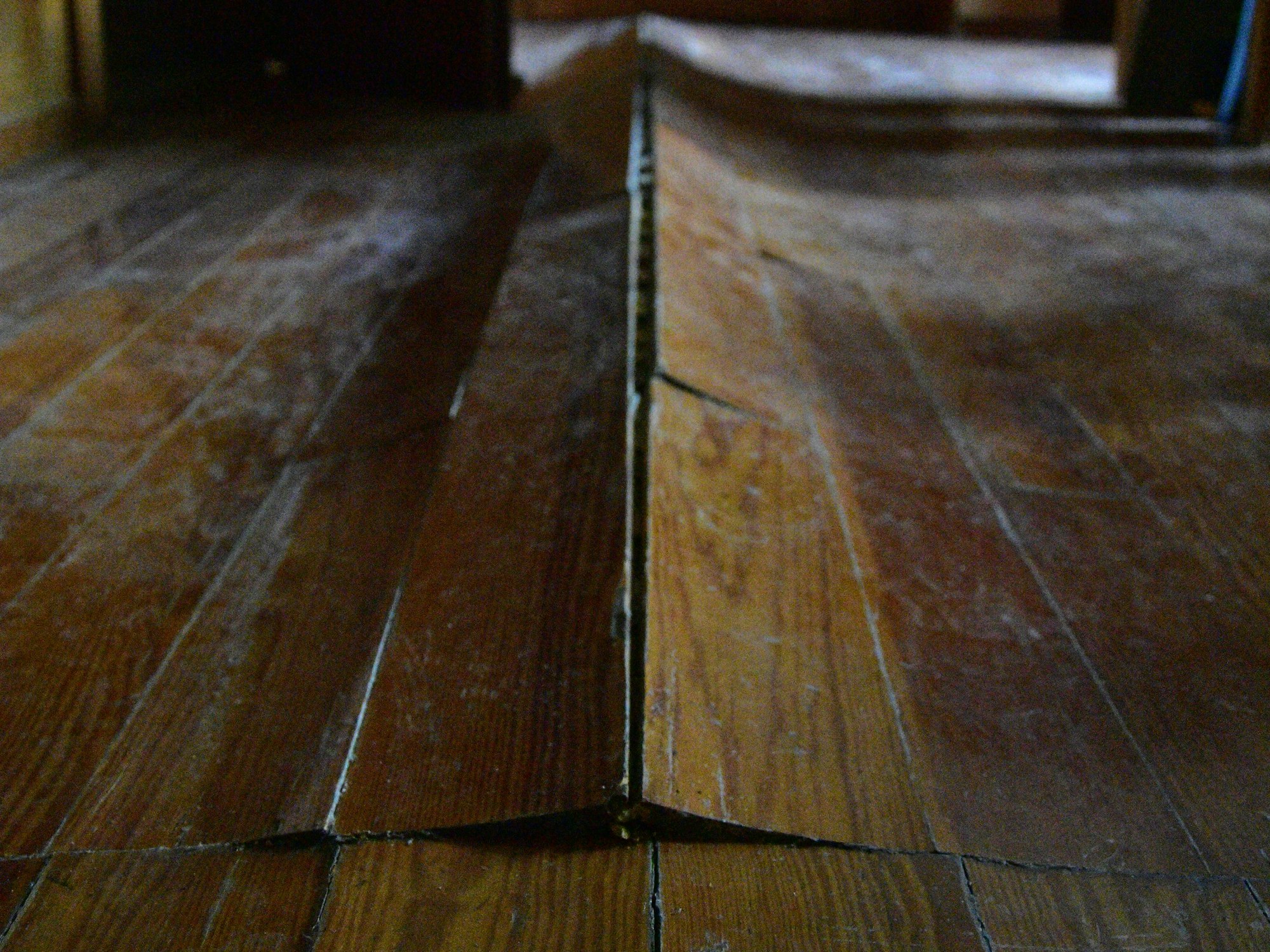 Der Fußboden in der Präsenzbibliothek im zweiten Stock ist durch Löschwasser stark beschädigt.