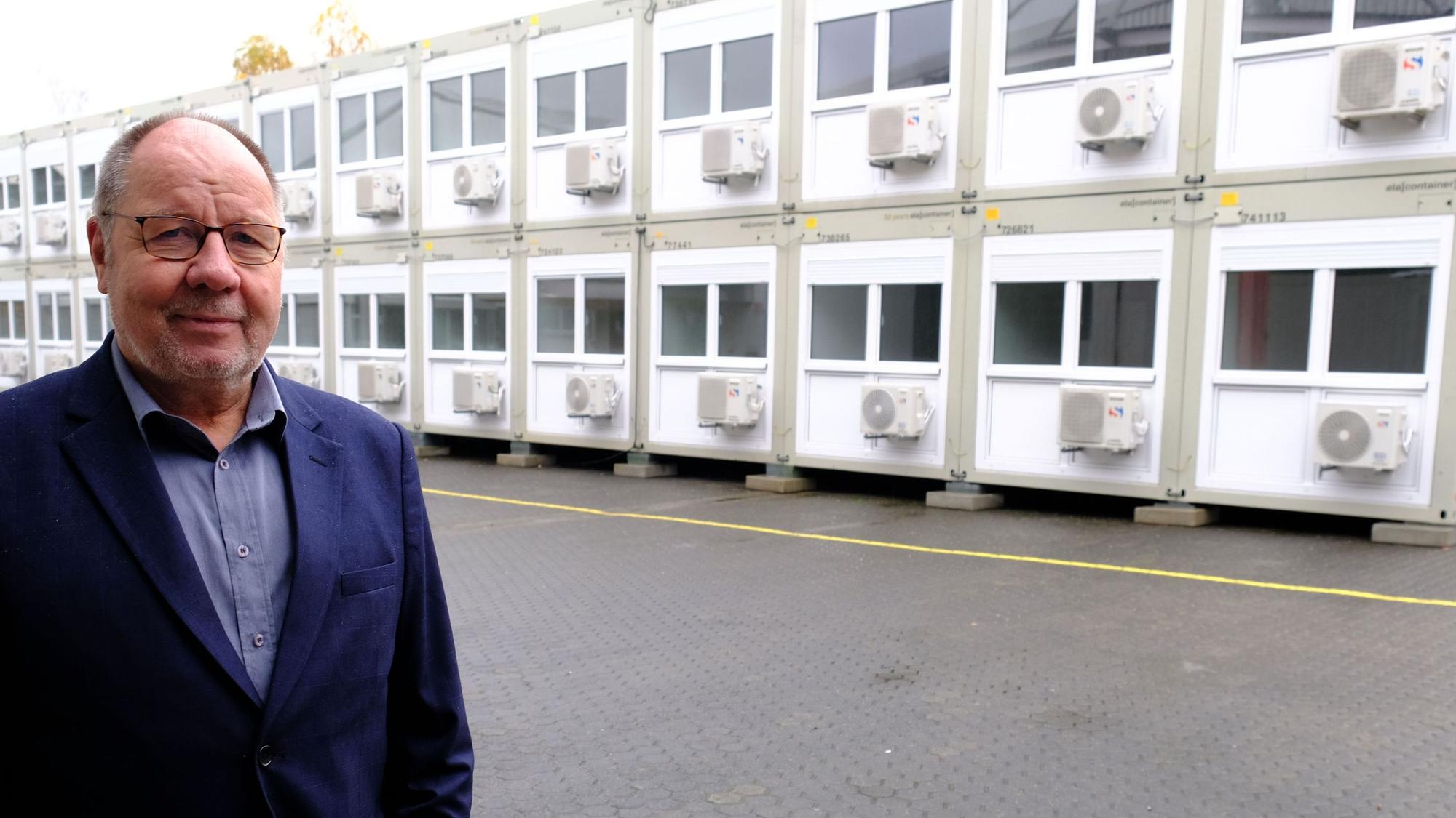 Mechatronics-Geschäftsleiter Jürgen Carl steht vor den Container-Unterkünften für rund 125 chinesische Kollegen, die in der Peterheide entstehen.