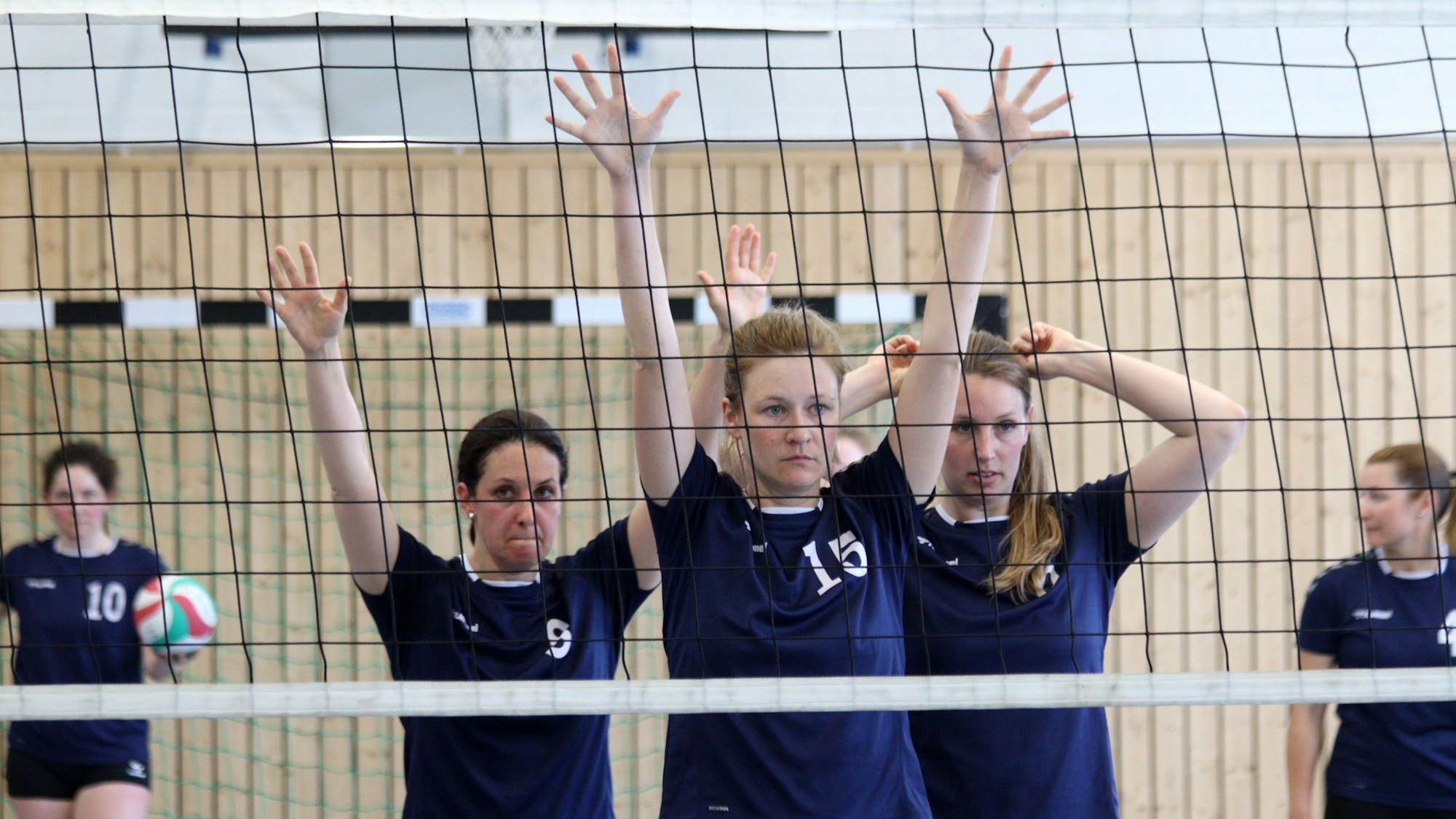 Das Bild zeigt fünf Spielerinnen des TV Stotzheim während der eigenen Angabe.