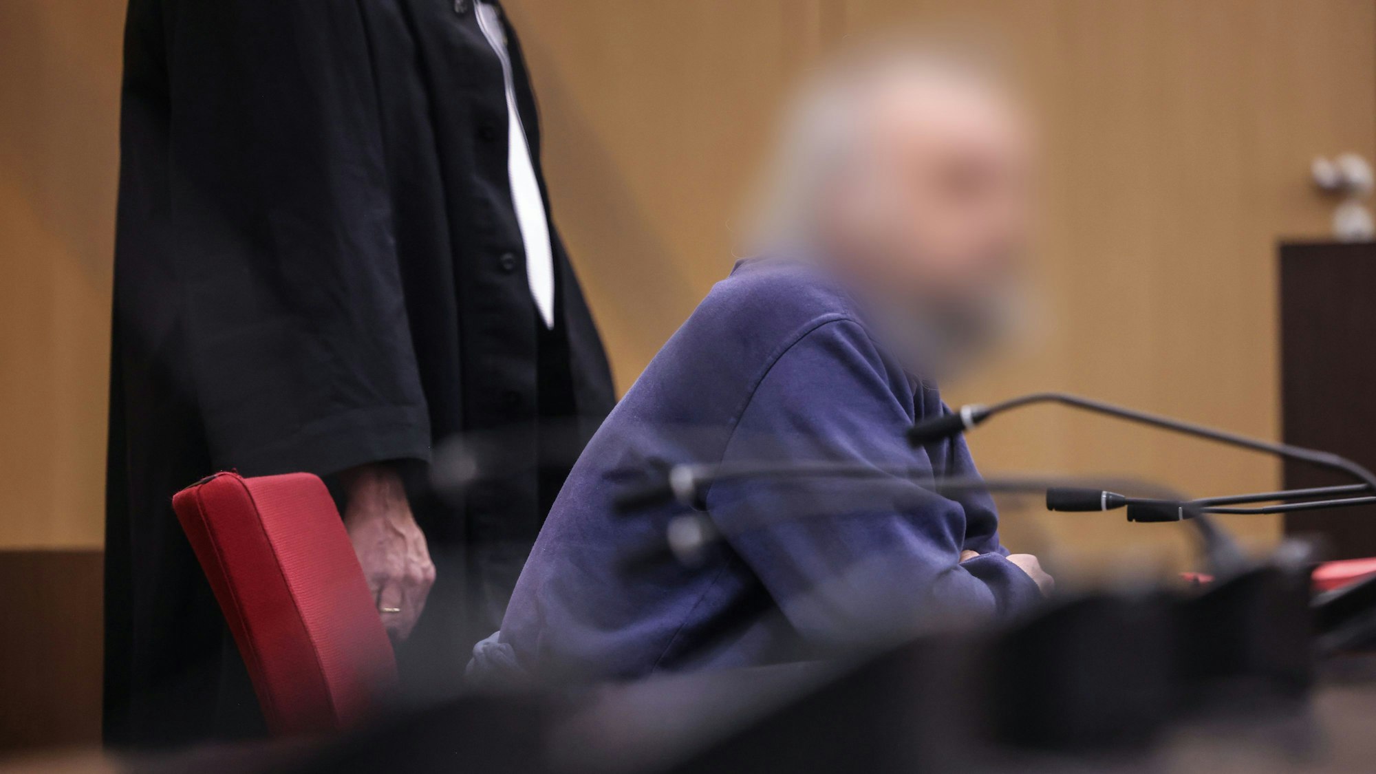 Düsseldorf: Der Angeklagte sitzt im Gerichtssaal auf der Anklagebank.