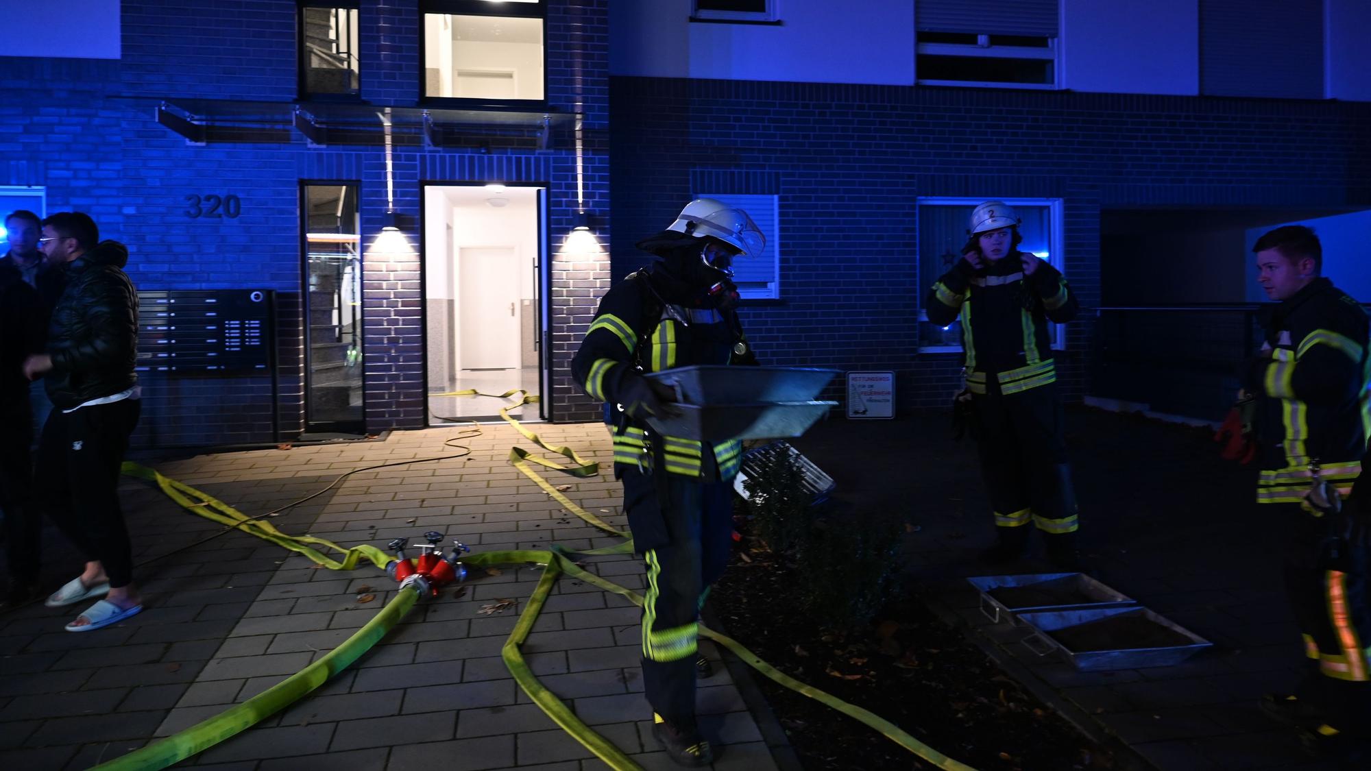 Durch die starke Rauchentwiklung ist die Feuerwehr mit Atemschutz in den Keller zur Heizung vorgedrungen.