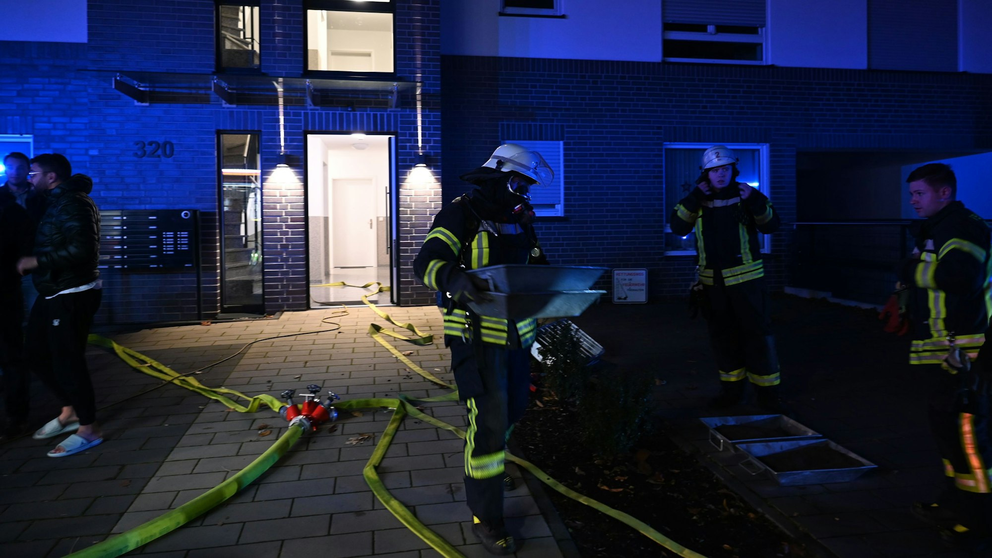 Durch die starke Rauchentwiklung ist die Feuerwehr mit Atemschutz in den Keller zur Heizung vorgedrungen.