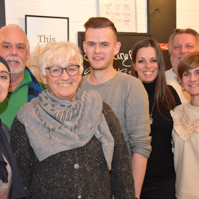 Vier Frauen und drei Männer haben sich zum Gruppenfoto aufgestellt.