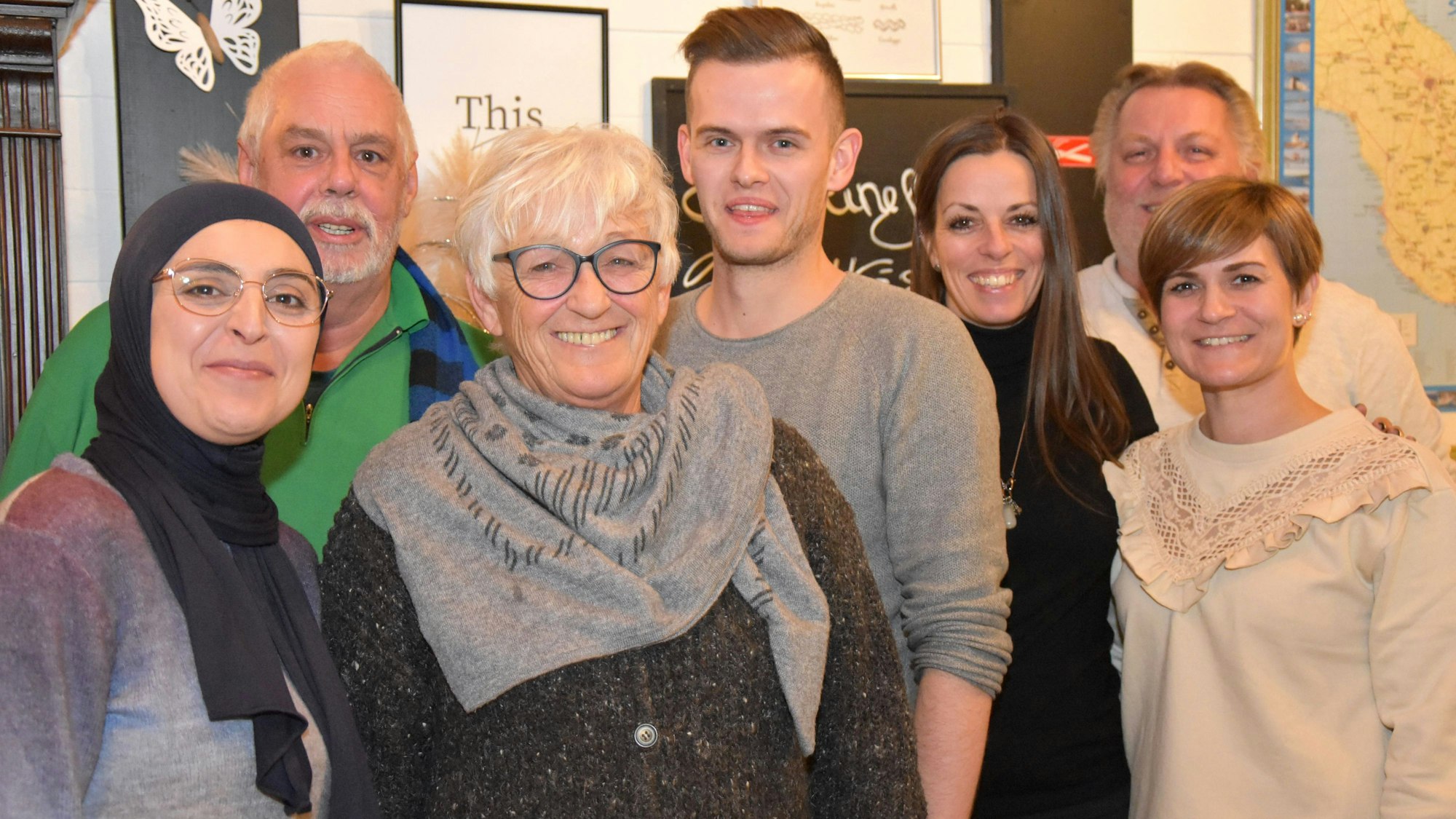 Vier Frauen und drei Männer haben sich zum Gruppenfoto aufgestellt.