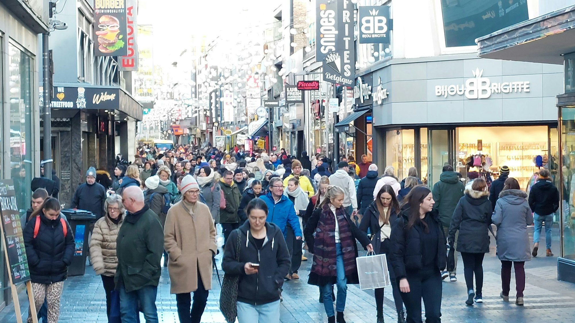 Die Einkaufsmeilen sind gut frequentiert, die Zurückhaltung vieler Kunden aber deutlich spürbar.