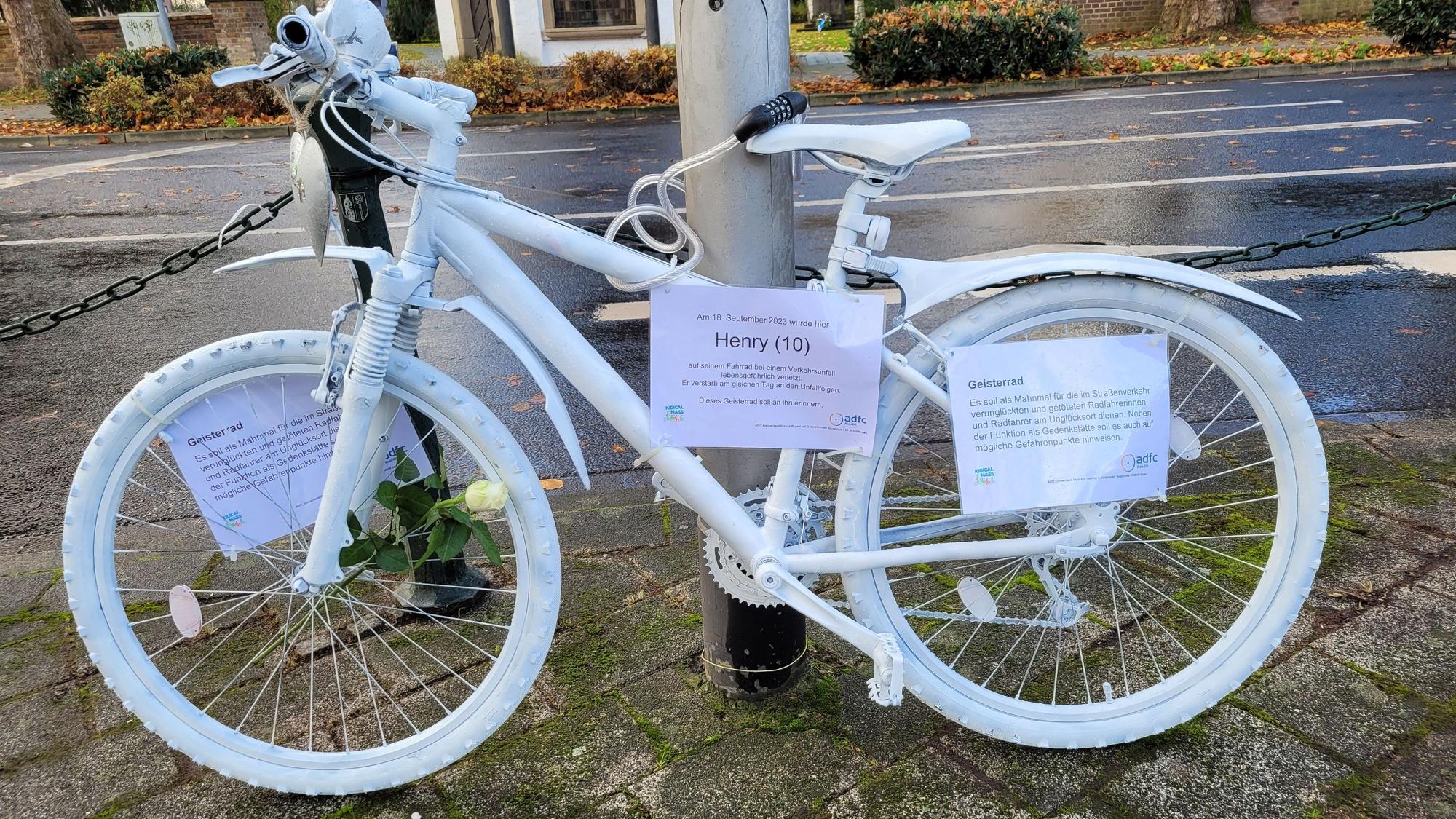 Ein weiß lackiertes Geisterfahrrad am Paul-Decker-Platz erinnert an den tödlichen Unfall.