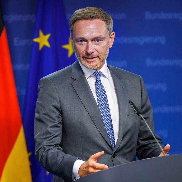 Bundesfinanzminister Christian Lindner (FDP) steht an einem Rednerpult, im Hintergrund sind Deutschland- und Europaflagge zu sehen.