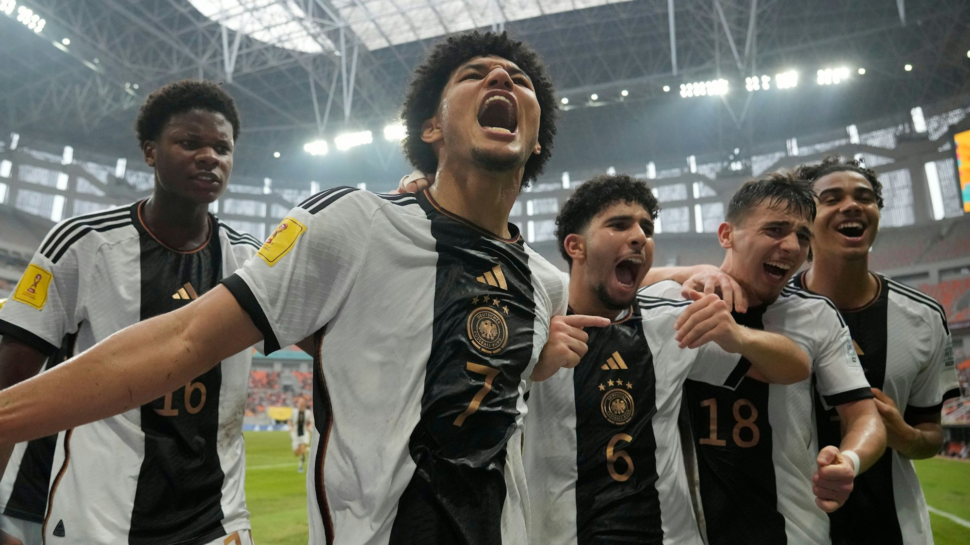 Fünf junge deutsche Fußballnationalspieler jubeln.