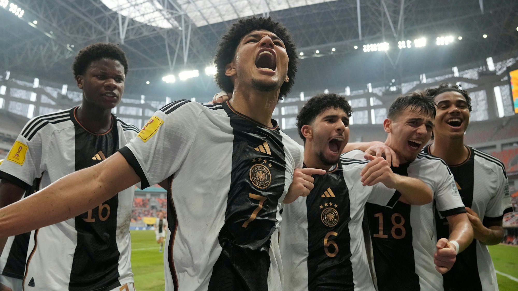 Fünf junge deutsche Fußballnationalspieler jubeln.