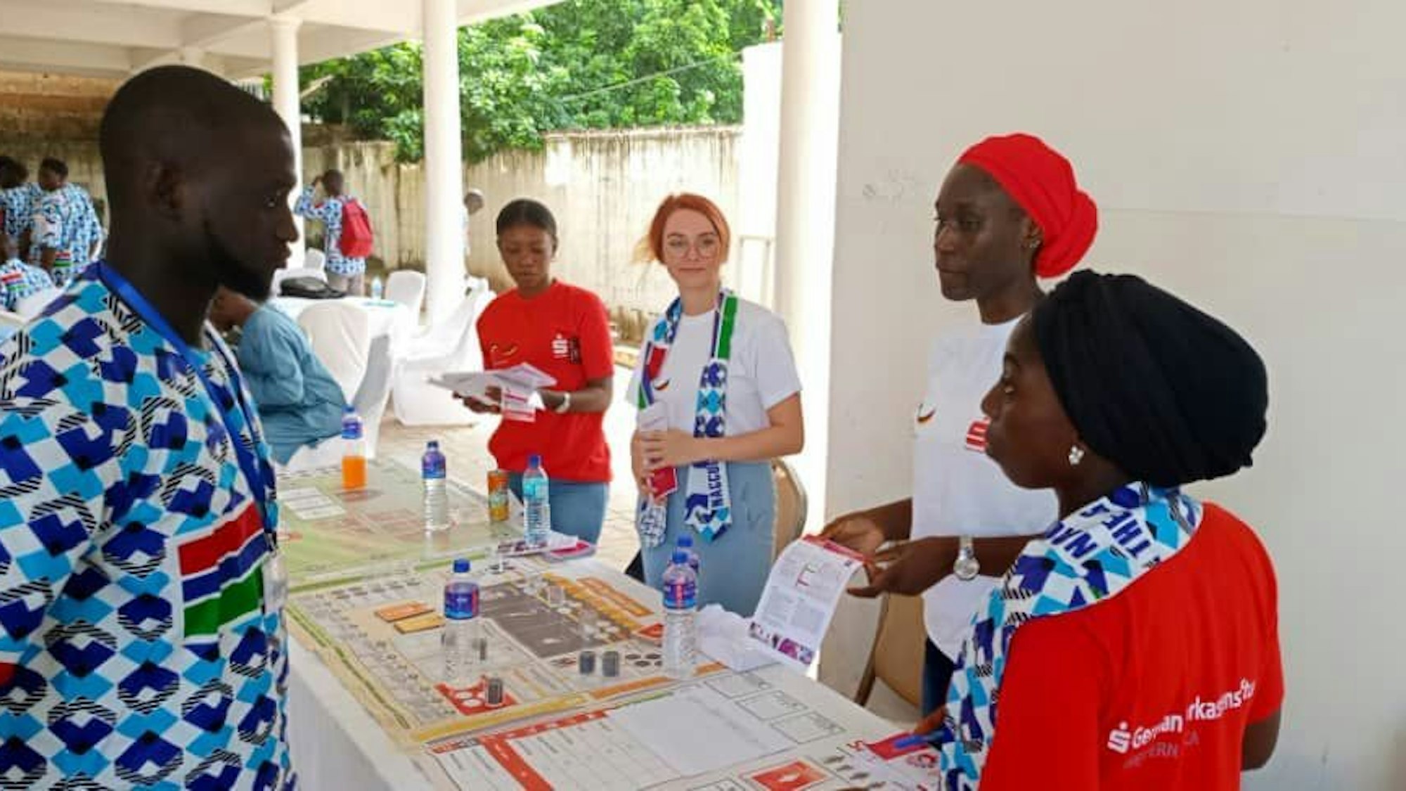 Auf dem Bild ist ein Informationsstand zu sehen.