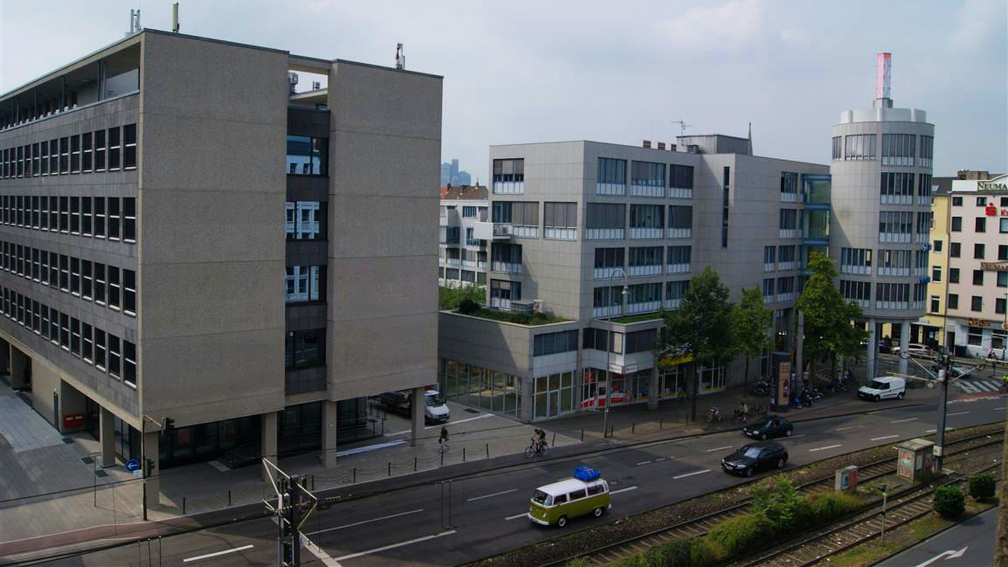 Ohnehin keine Schönheit: Die Fassade der Volkshochschule am Neumarkt bekommt ein neues Erscheinungsbild.