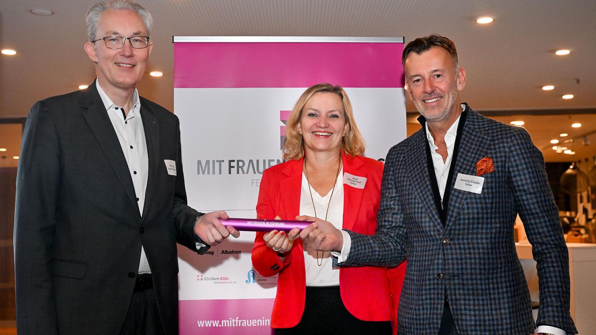 Staffelübergabe: Der bisherige Schirmherr Ulrich Voigt, Vorstandsvorsitzender der Sparkasse KölnBonn, übergab den Staffelstab an Birgit Oßendorf-Will, Director HR der Ströer-Gruppe, und Henning Gieseke, CFO von Ströer.