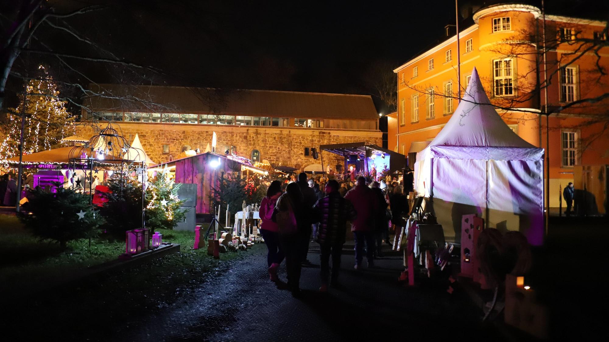 Der Troisdorfer Weihnachtsmarkt rund um die Burg Wissem (Archivbild)