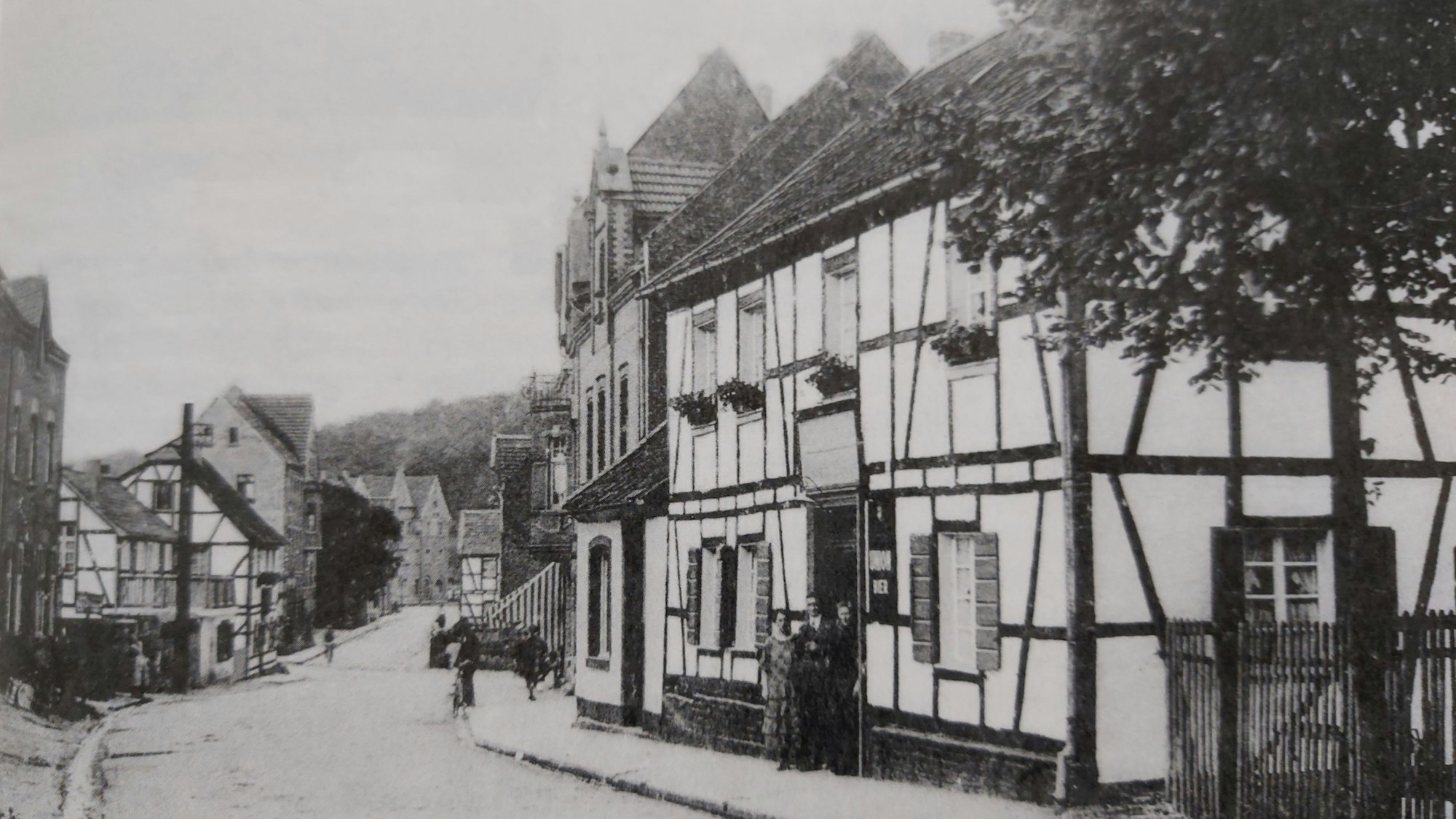 Die alte Gaststätte Om Schlöm in Bergisch Gladbach um 1920.