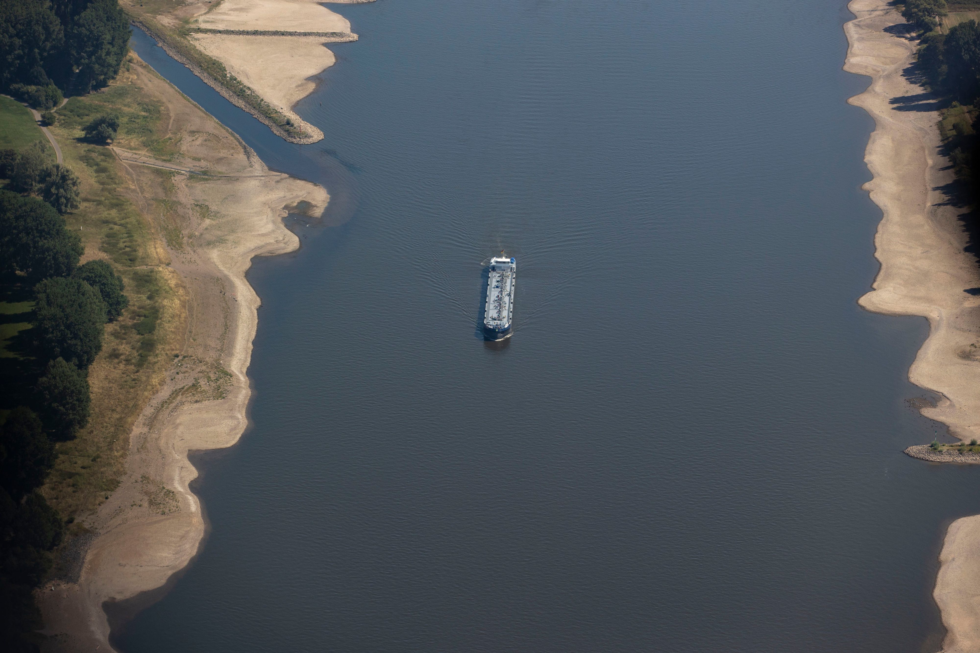 Ein Schiff mit wenig Ladung fährt zwischen Köln und Düsseldorf bei niedrigem Wasserstand auf dem Rhein. (Symbolbild)