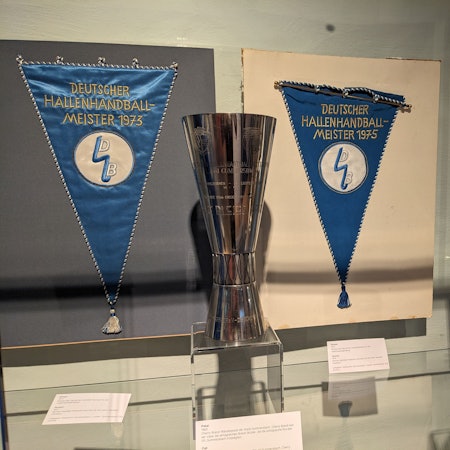Blick auf eine Vitrine mit Pokalen und Wimpeln