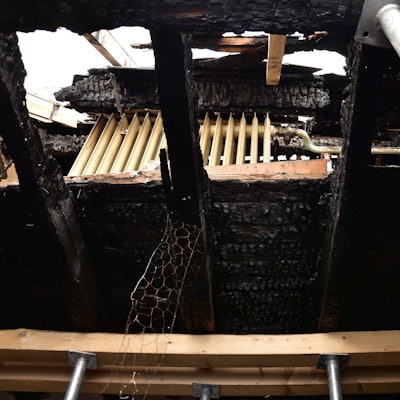 Nach dem Brand im Kloster der Steyler Missionare: Die Decke in dem Raum, in dem das Feuer ausbrach, ist durchgebrannt. Der Dachstuhl wird gestützt.