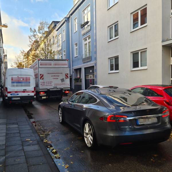 Autos fahren durch die Straße