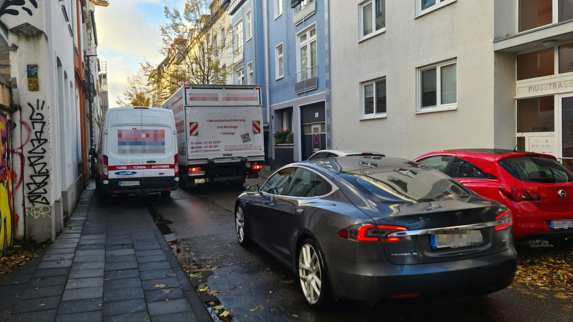 Autos fahren durch die Straße
