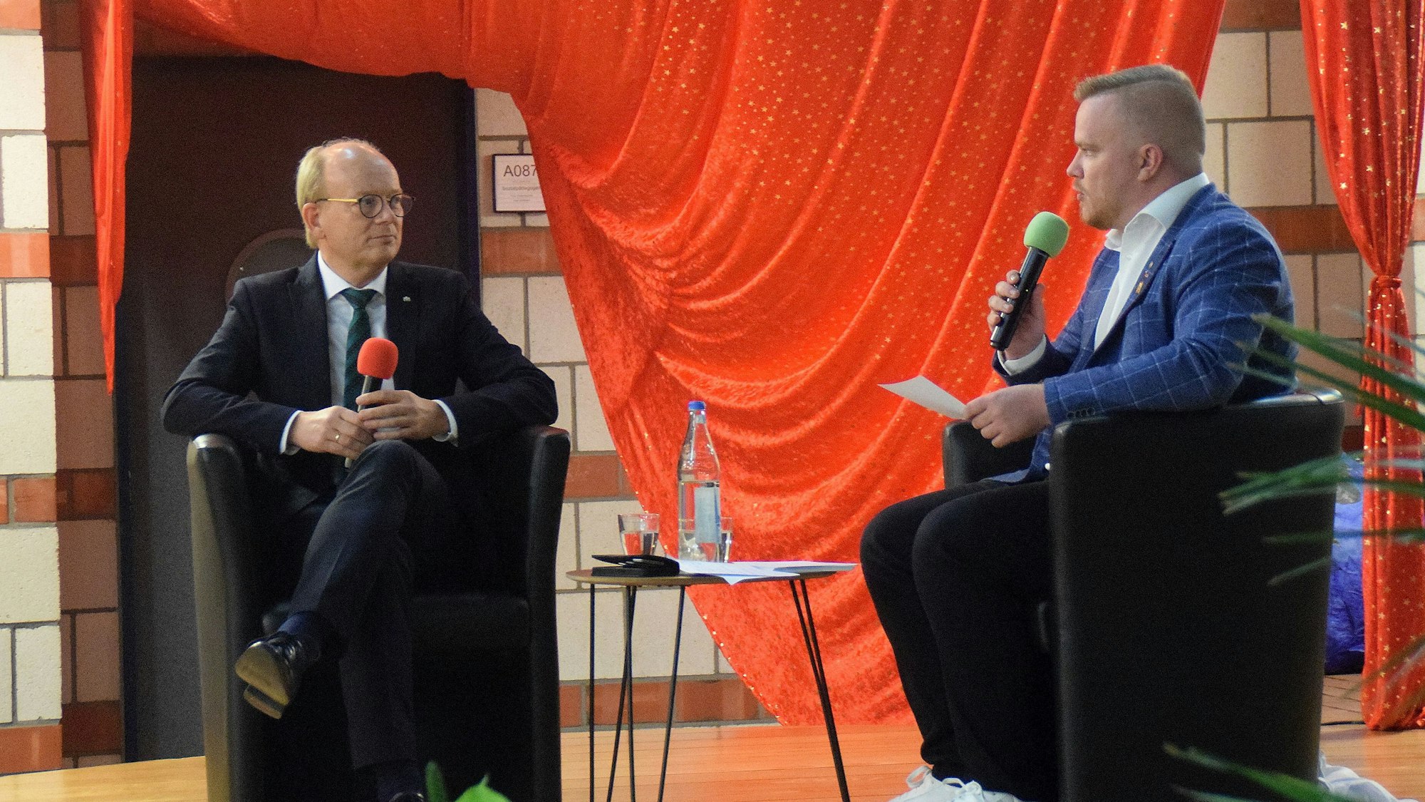 Der Präsident des NRW-Landtags, André Kuper (links), im Gespräch mit Bornheims Ortsvorsteher Dominik Pinsdorf in der Oase der Europaschule.