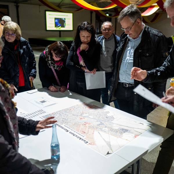 Das Bild zeigt eine Arbeitsgruppe während des Hochwasser-Workshops der Stadt Euskirchen.
