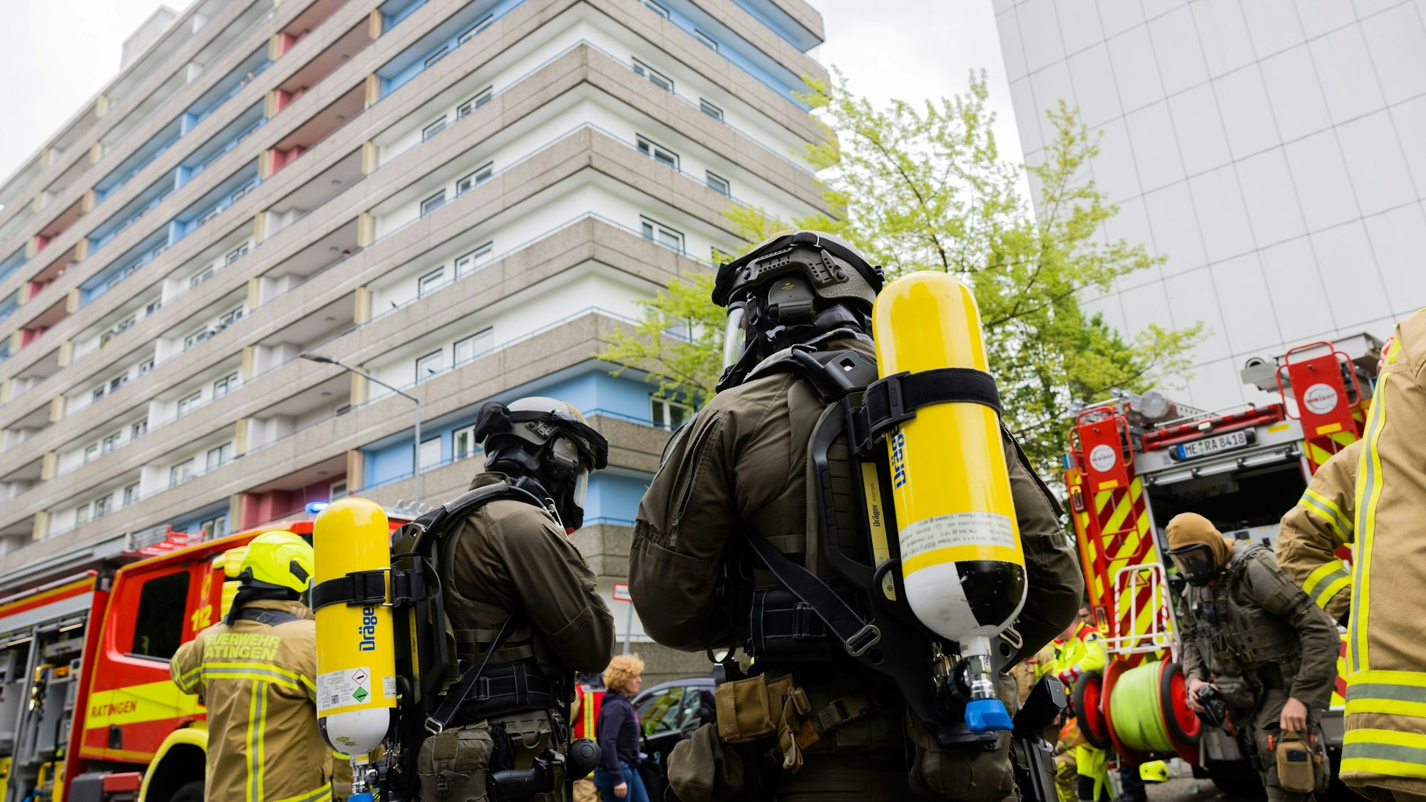 Der vermeintliche Nothilfeeinsatz am 11. Mai in einem Hochhaus in Ratingen wird zu einer Falle für Polizei, Feuerwehr, Sanitäter und einen Notarzt.